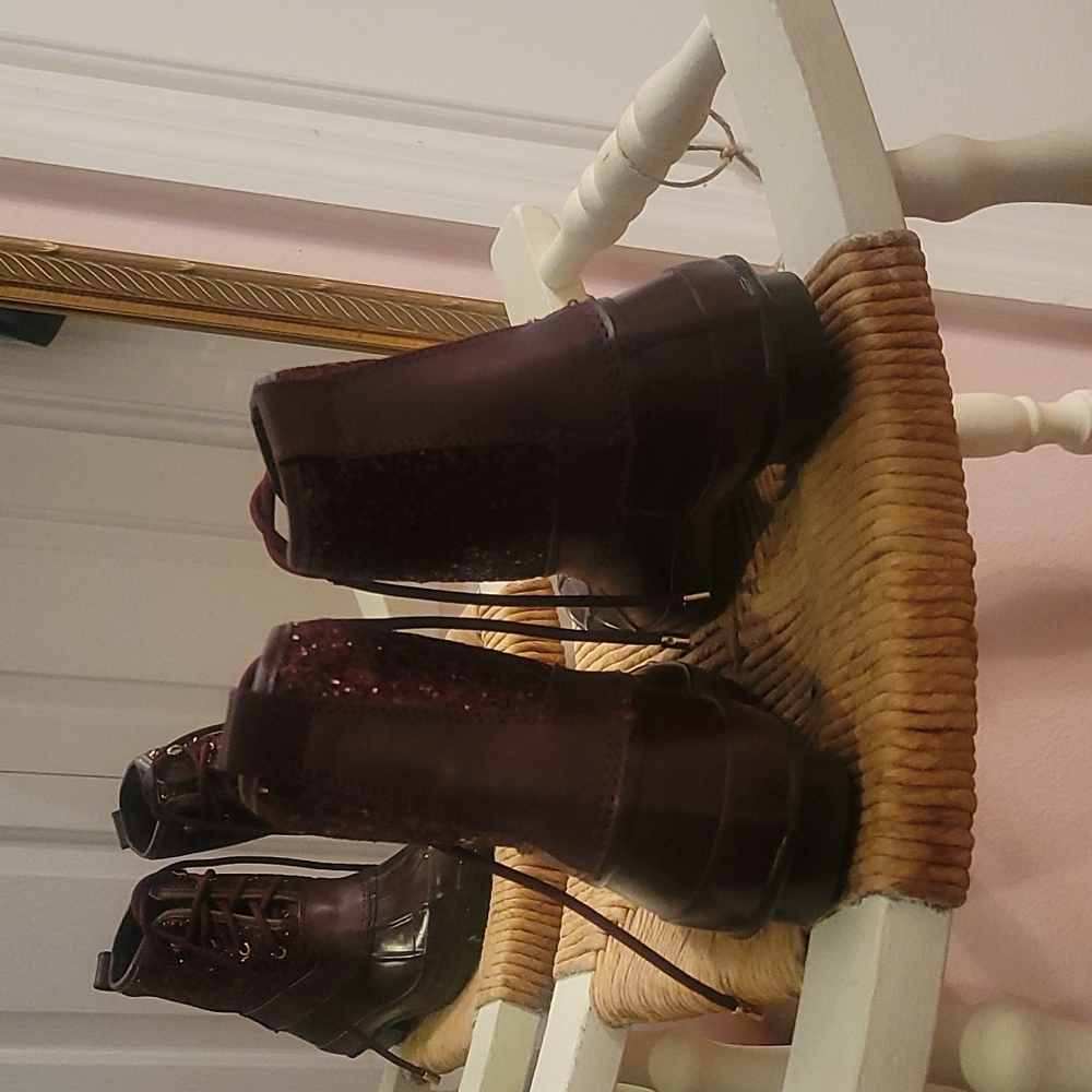 Gianni Bini maroon duck boots - Picture 5 of 9
